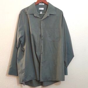 USED FOREST GREEN VAN HEUSEN LONG SLEEVE BUTTON UP SHIRT WRINKLE FREE HAS FLAWS